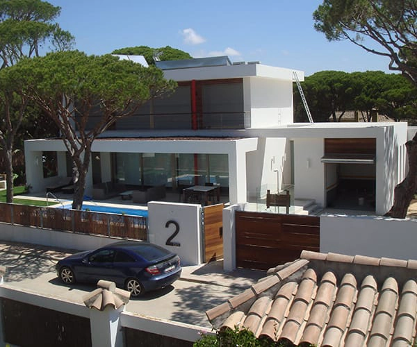 Construcción de chalet con espacios amplios y modernos en Madrid por Diarsa