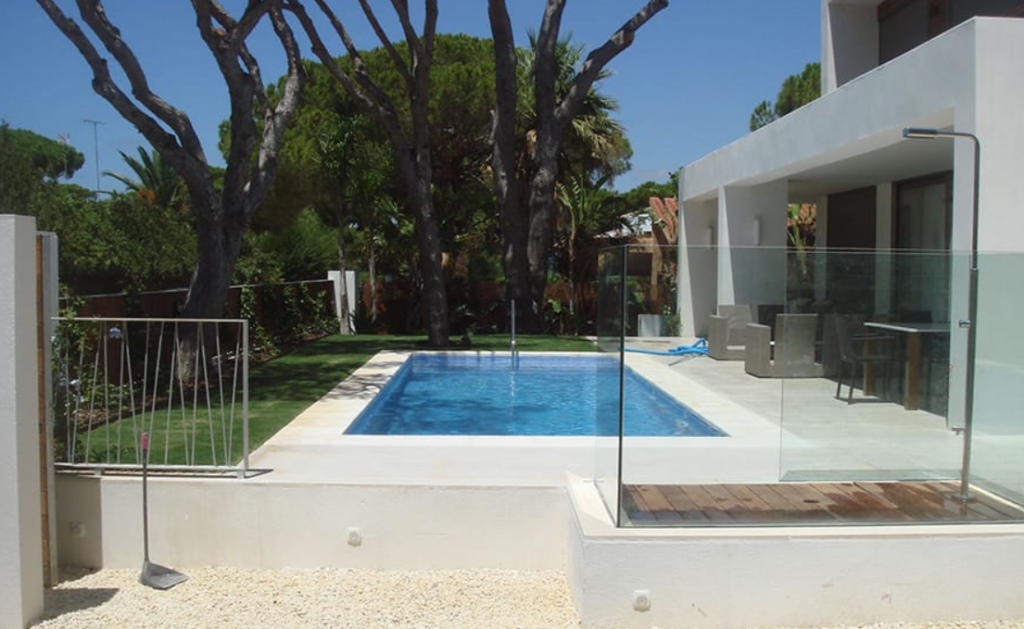 Construcción de piscina a medida en jardín de Madrid por Diarsa