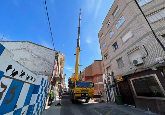 Grúa instalada en obra de construcción residencial en Madrid por Diarsa
