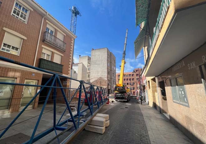 Montaje de grúa en obra de construcción en Madrid por Diarsa