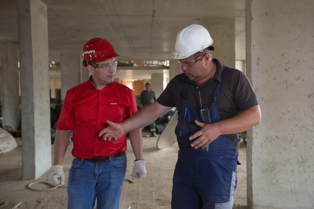 Obreros trabajando en obra de construcción y reformas en Madrid por Diarsa