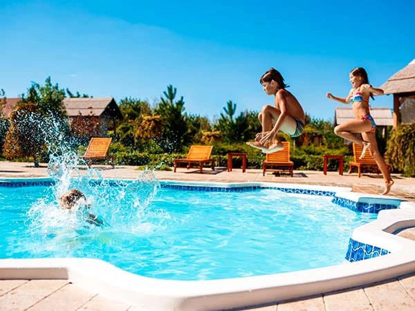 Piscina de jardín reformada y construida en Madrid por Diarsa